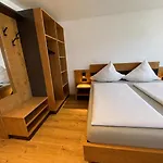 Gaestehaus Jedinger - Easy Access By Tram