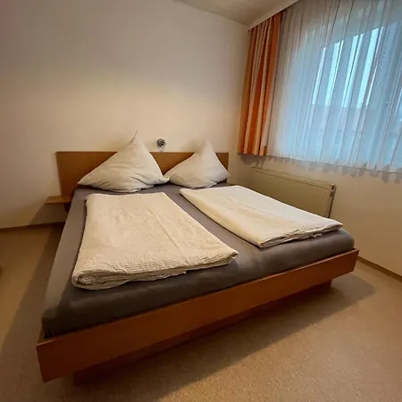 Gaestehaus Jedinger بيت ضيافة